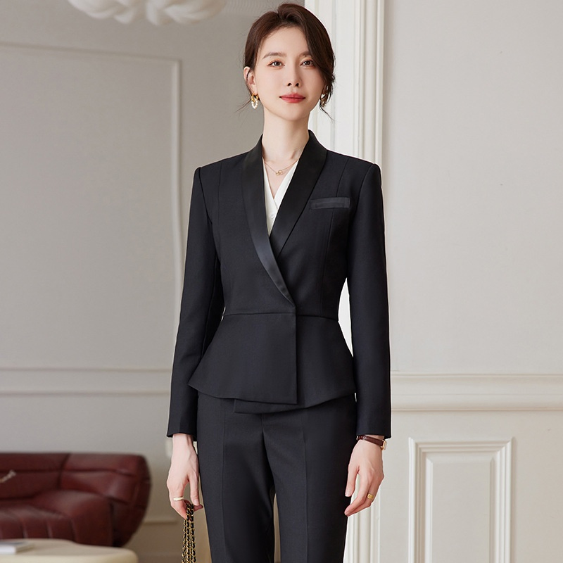 Blazer feminino casual inteligente para sexta-feira no campus com detalhe de bolso falso