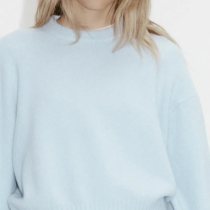 Suéter feminino minimalista de malha azul claro, macio, fofinho, sólido, com gola redonda, mangas largas, punho canelado e cropped relaxado