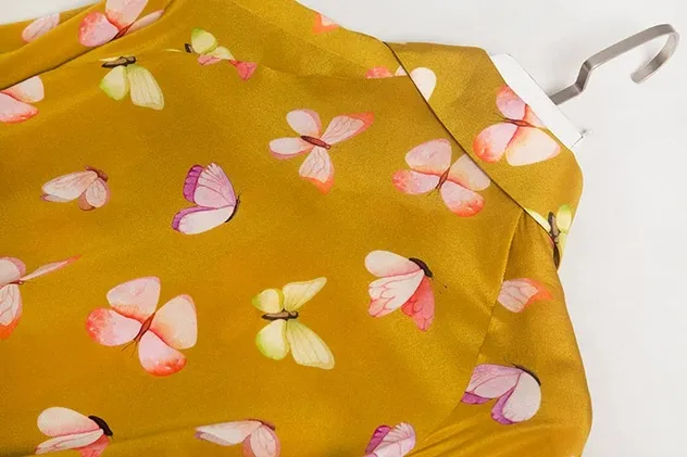 Blusa de Seda Elegante para Mulheres com Mangas de Micro Lanterna Impressas Únicas