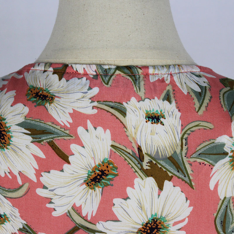 Blusa floral de verão curta com mangas curtas em V e detalhe em anel