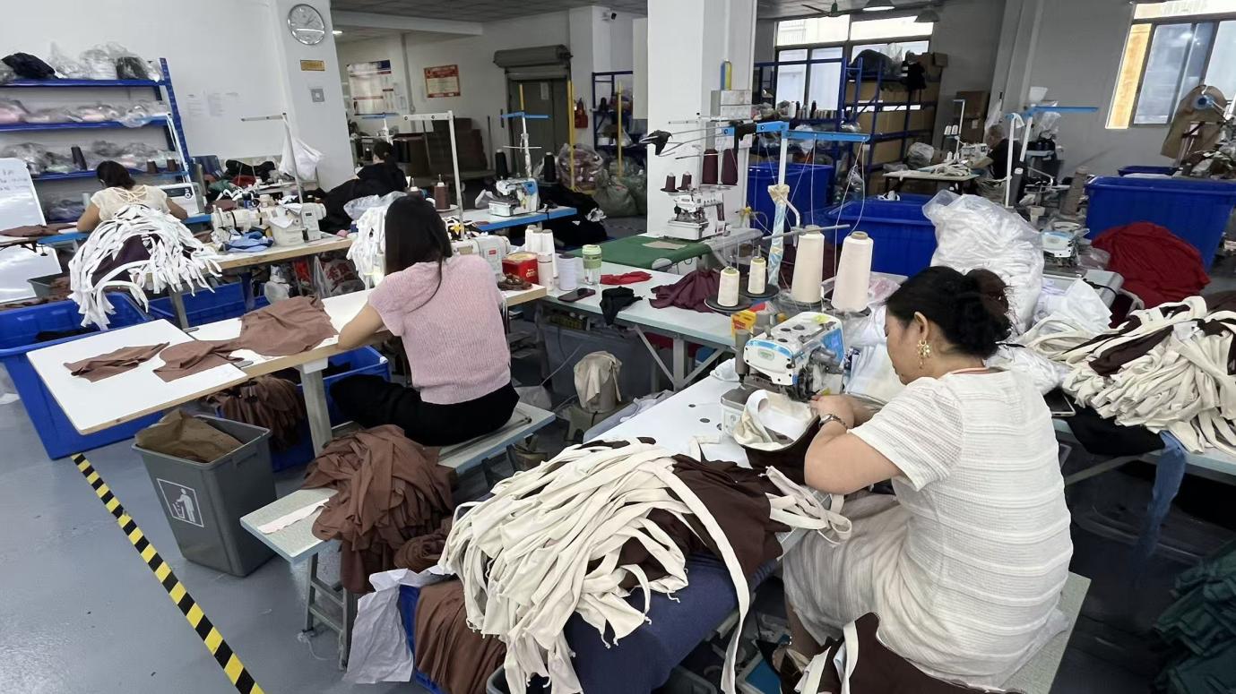 Linha de costura da fábrica BHAD Clothing em Dongguan - processo de fabricação de roupas