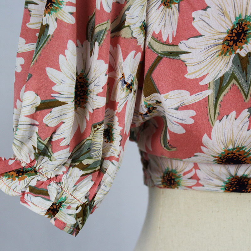 Blusa floral de verão curta com mangas curtas em V e detalhe em anel