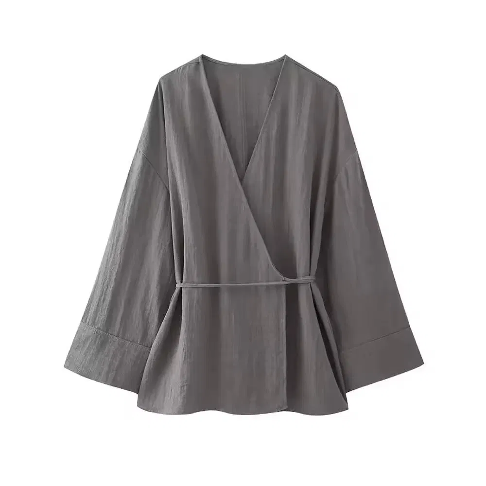 Conjunto Feminino de Duas Peças Blusas Crossover Texturizadas com Laço e Calças com Cintura Média Elástica Bordadas e Bolsos Sólidos
