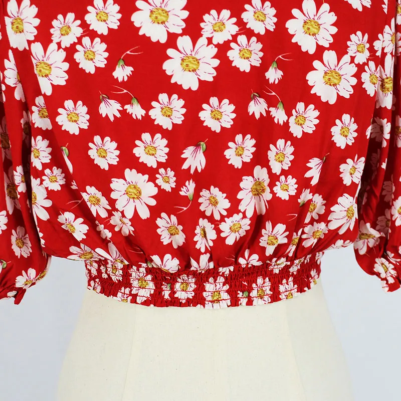 Blusa floral de verão curta com mangas curtas em V e detalhe em anel