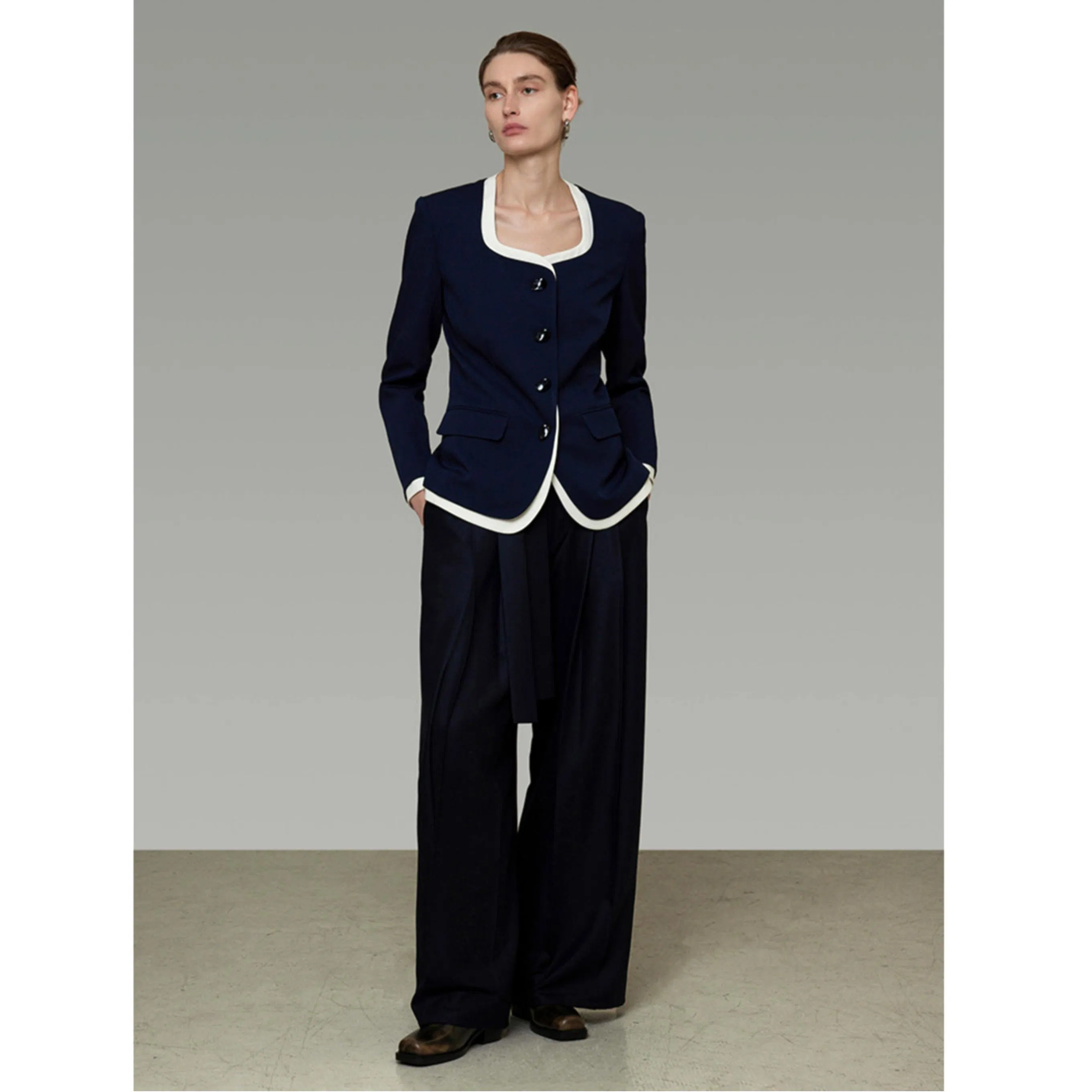 Conjunto Personalizado de Mulheres Blazer Emparelhado com Calças de Lazer Novo Atacado Design de Acabamento em Contraste Corte na Cintura Blazer para Moda Feminina
