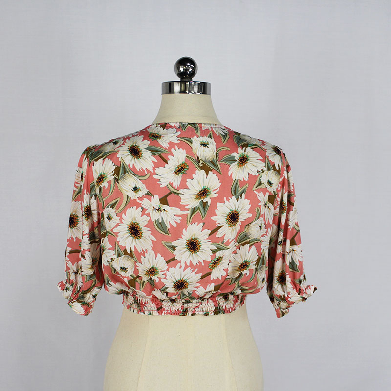 Blusa floral de verão curta com mangas curtas em V e detalhe em anel