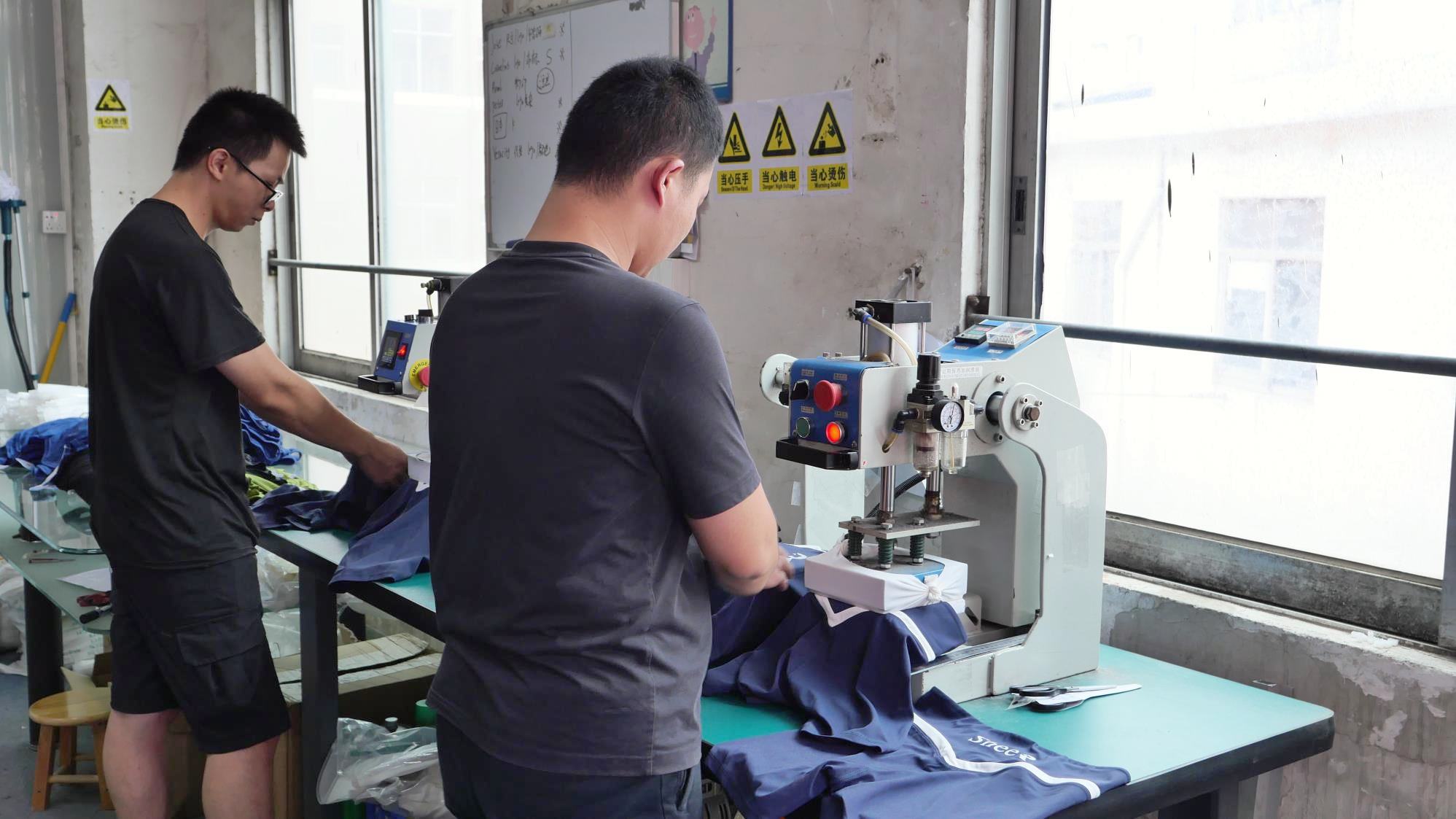 Prensa térmica para acabamento de roupas na BHAD Clothing