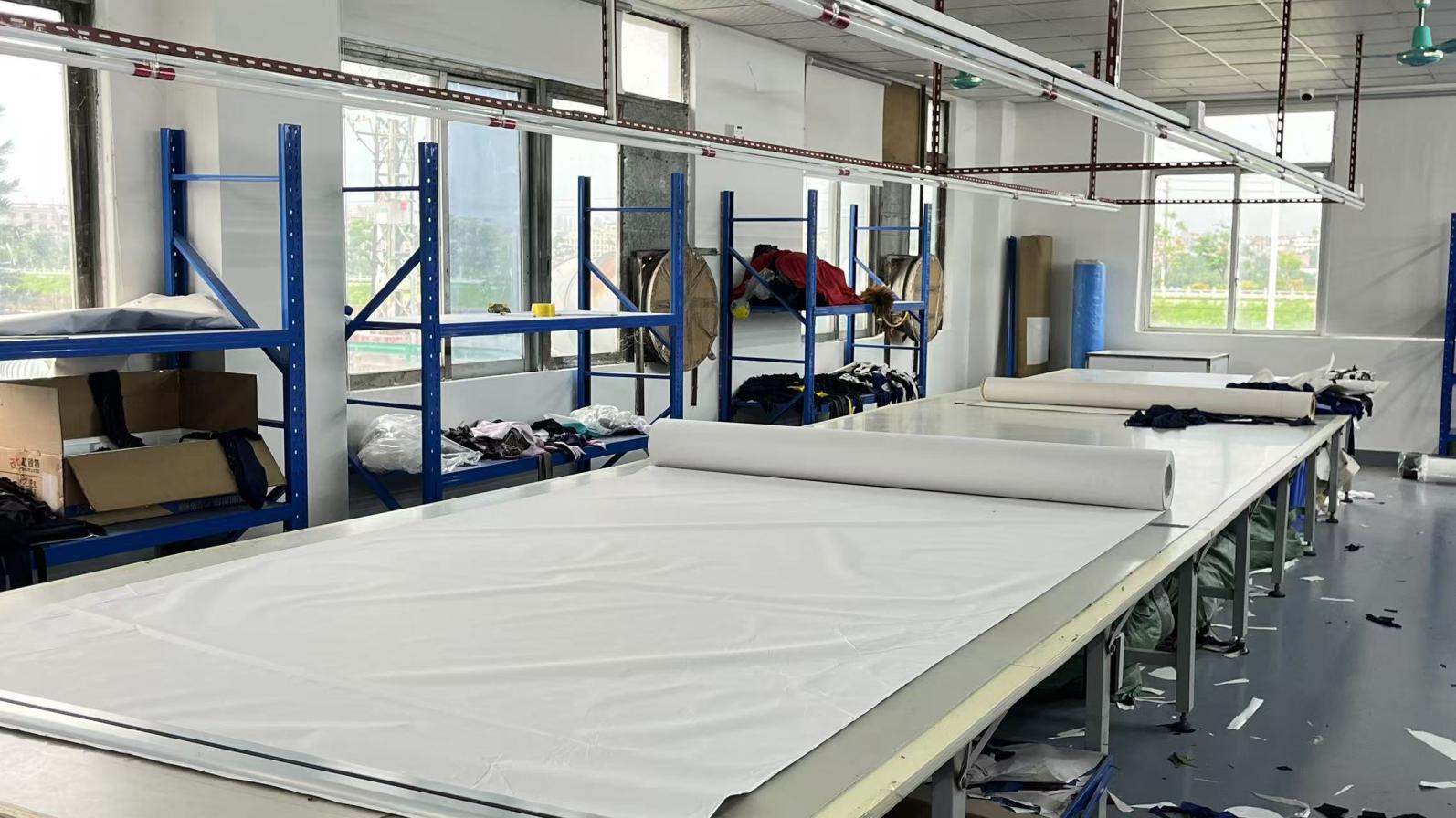 Processo de corte de tecidos na fábrica BHAD Clothing