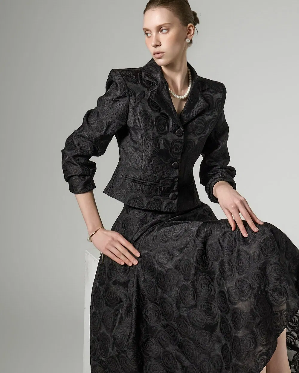Conjuntos de Luxo por Atacado para Mulheres Blazer Personalizado Curto Ajustado com Estampa Floral em Tecido Jacquard Blazer Feminino Acompanhado de Saia Longa Larga