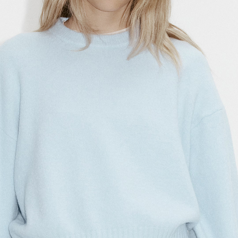 Suéter feminino minimalista de malha azul claro, macio, fofinho, sólido, com gola redonda, mangas largas, punho canelado e cropped relaxado