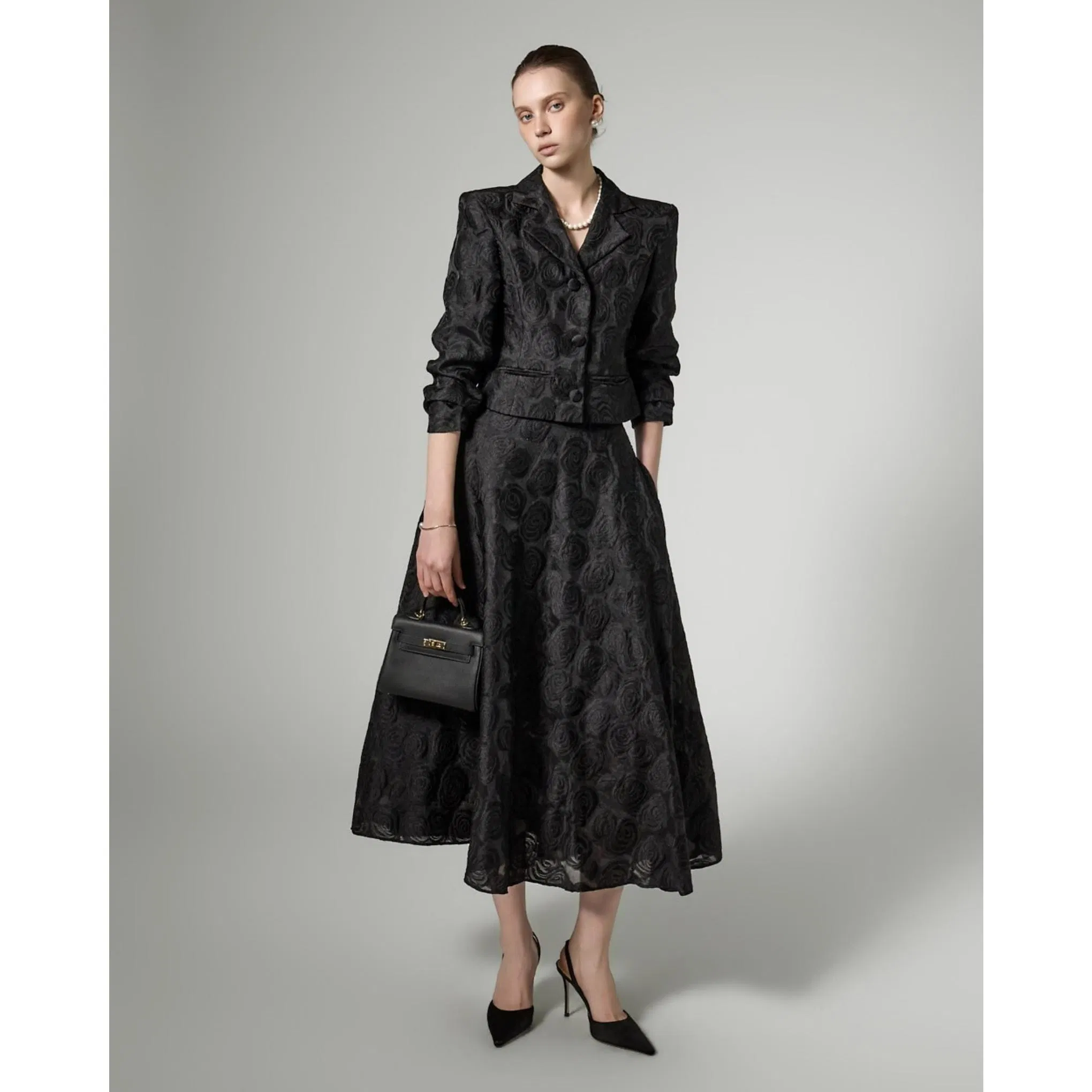 Conjuntos de Luxo por Atacado para Mulheres Blazer Personalizado Curto Ajustado com Estampa Floral em Tecido Jacquard Blazer Feminino Acompanhado de Saia Longa Larga