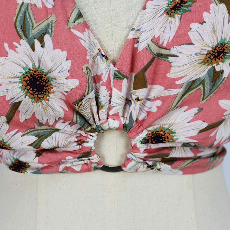 Blusa floral de verão curta com mangas curtas em V e detalhe em anel