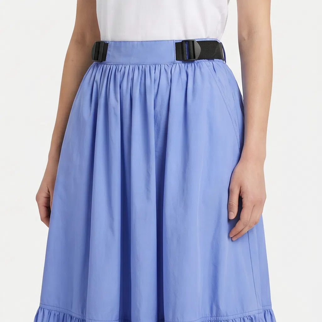 Saia midi plissada de algodão com elástico na cintura, com camadas em contraste de cores, barra com babados e alças pretas