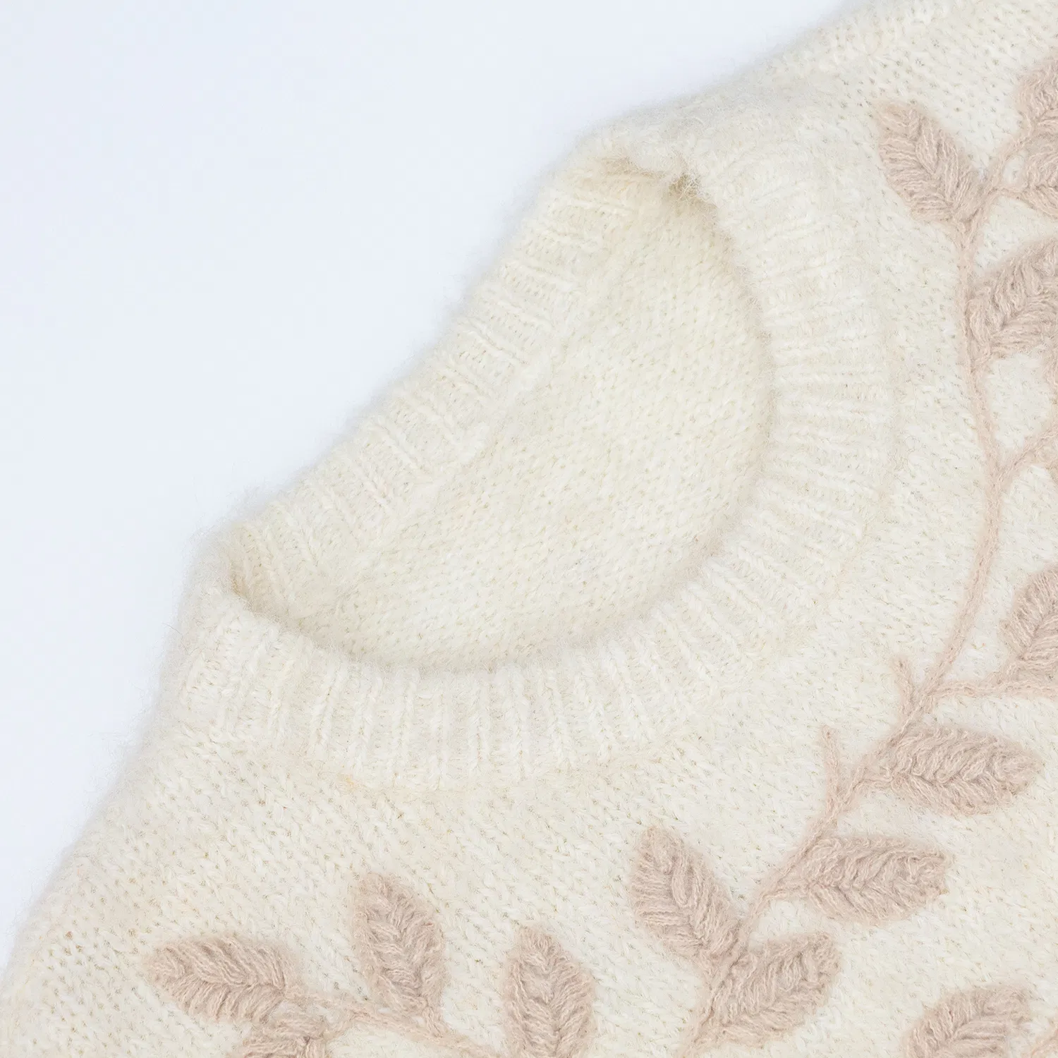 Detalhe do Suéter de Malha Feminino