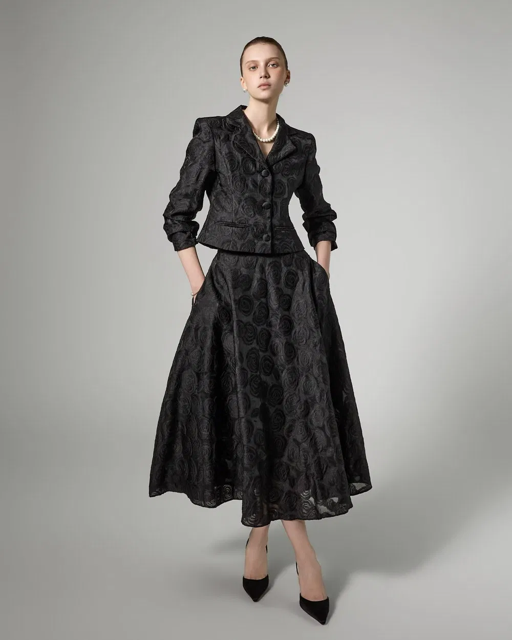Conjuntos de Luxo por Atacado para Mulheres Blazer Personalizado Curto Ajustado com Estampa Floral em Tecido Jacquard Blazer Feminino Acompanhado de Saia Longa Larga