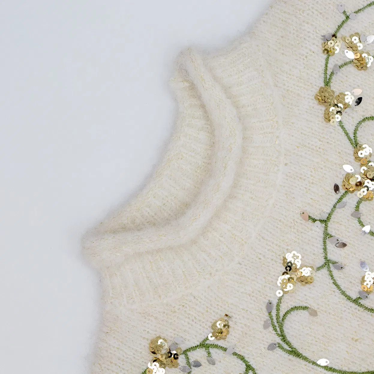 Suéter de Malha Fuzzy com Bordado Floral em Lantejoulas para Mulheres, Gola Alta, Pulôver Elegante e Luxuoso, Moda de Inverno, Fornecedor OEM ODM da China