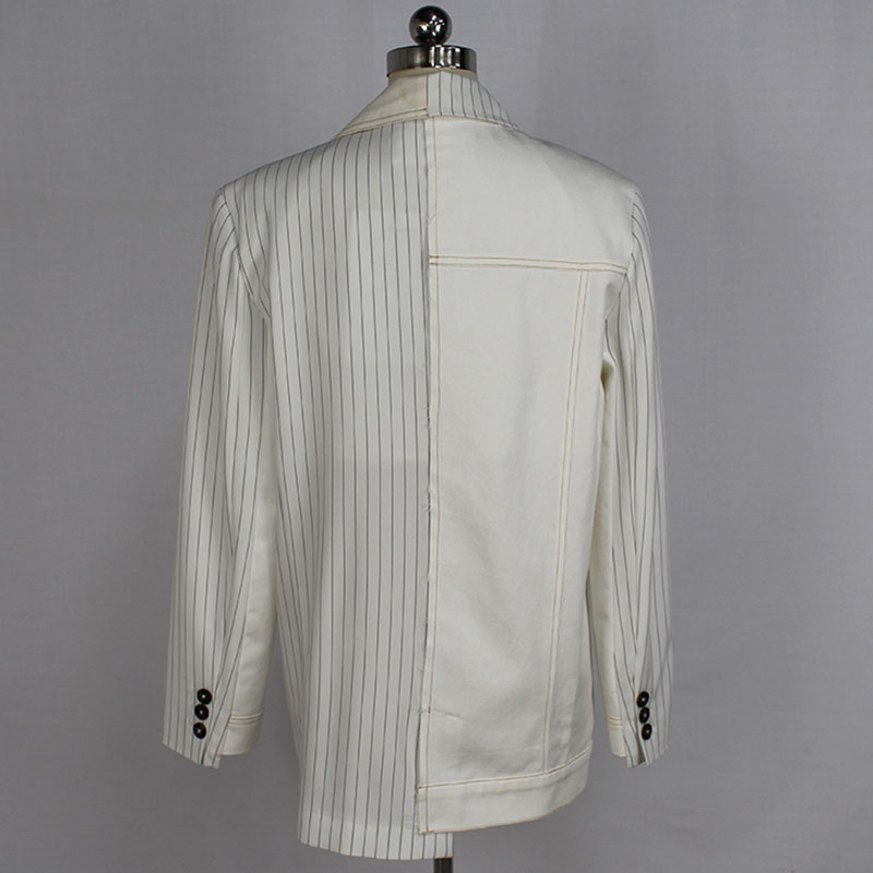 Blazer feminino de tecido listrado em contraste com fio tingido e lona branca