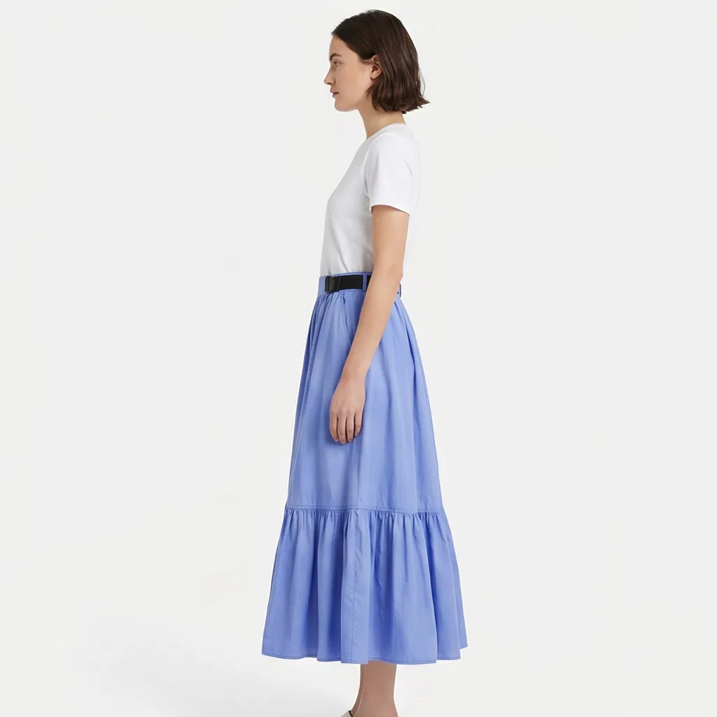 Saia midi plissada de algodão com elástico na cintura, com camadas em contraste de cores, barra com babados e alças pretas