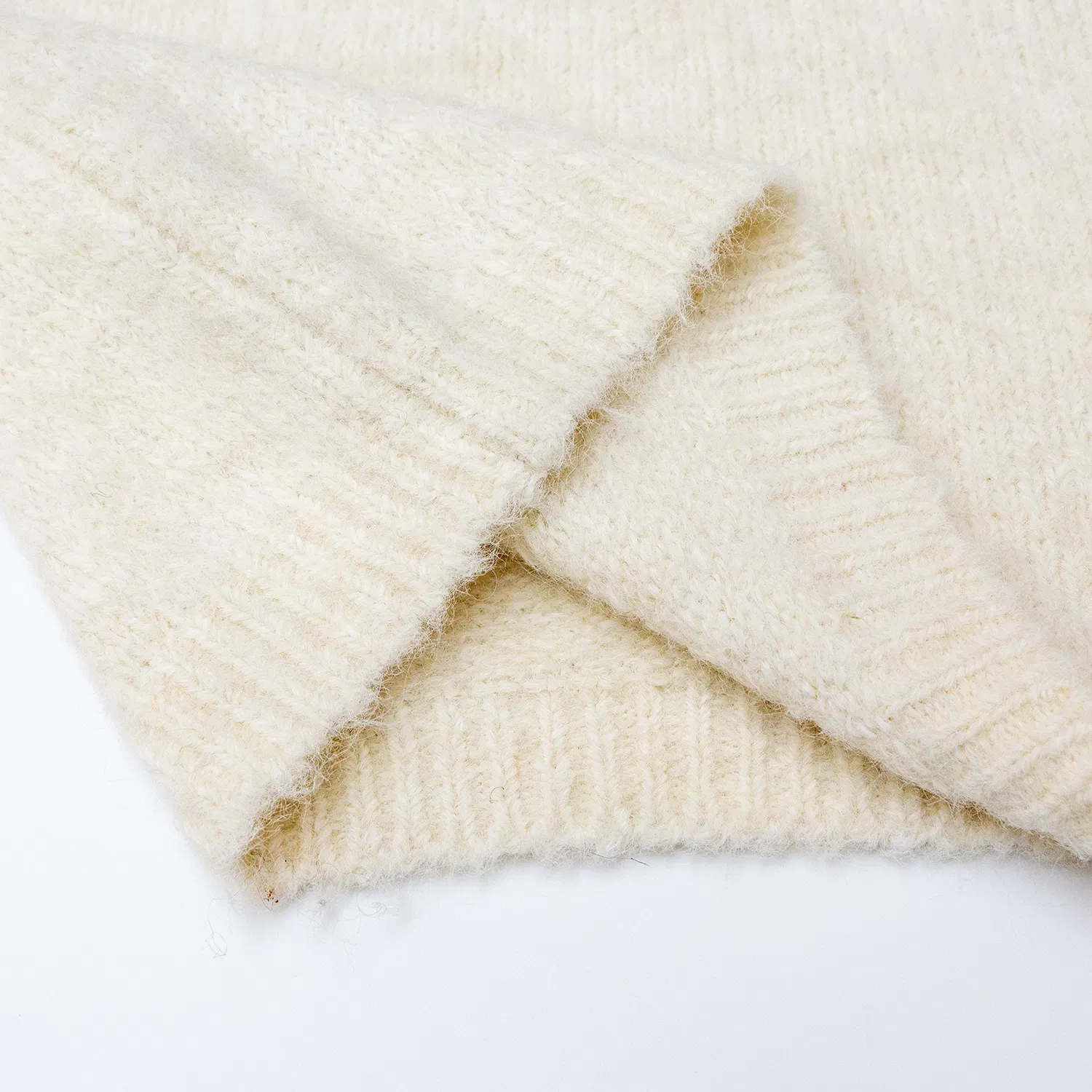 Detalhe do Suéter de Malha Feminino