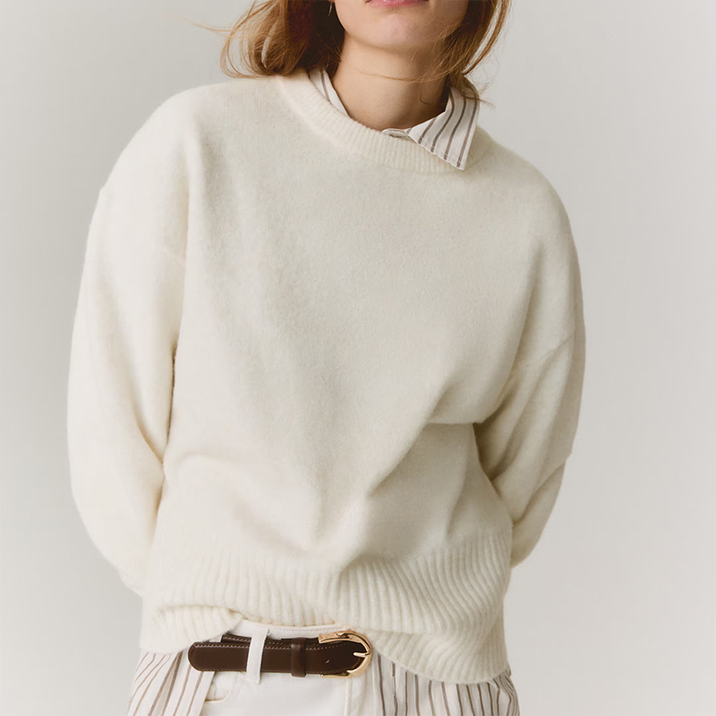Suéter feminino minimalista de malha azul claro, macio, fofinho, sólido, com gola redonda, mangas largas, punho canelado e cropped relaxado