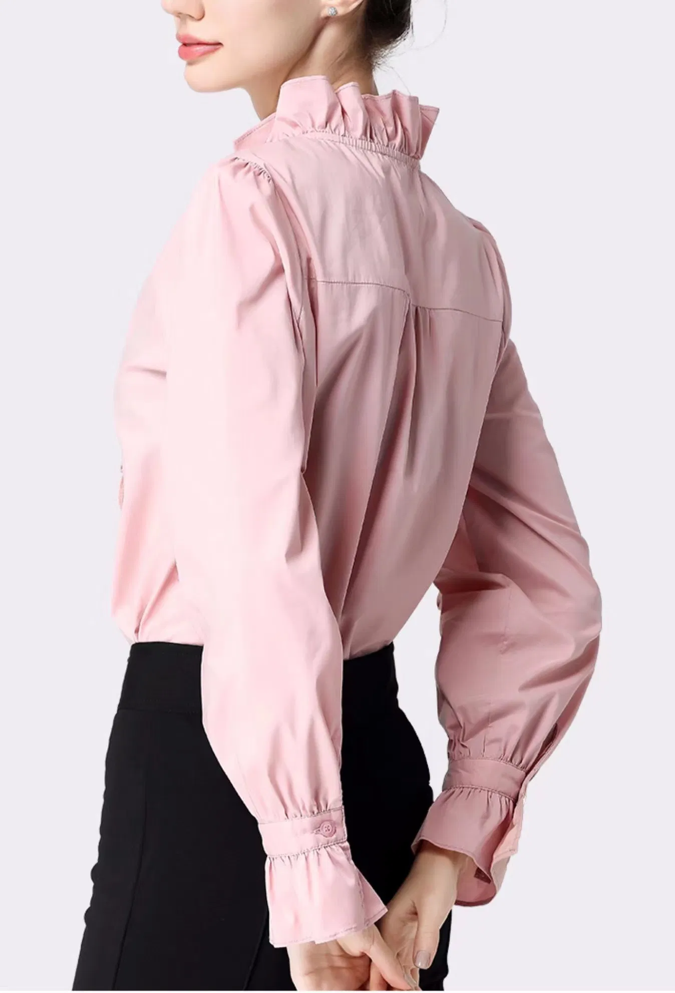 Blusa feminina casual com gola de babado e mangas com placket