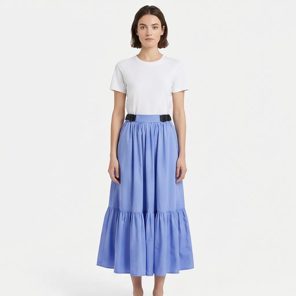 Saia midi plissada de algodão com elástico na cintura, com camadas em contraste de cores, barra com babados e alças pretas