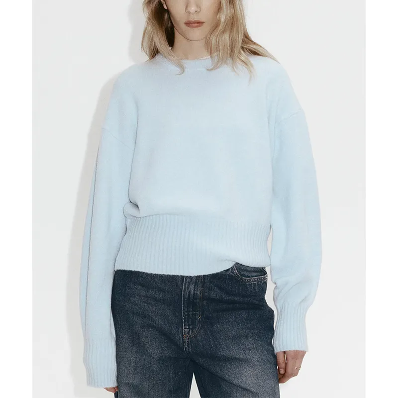 Suéter feminino minimalista de malha azul claro, macio, fofinho, sólido, com gola redonda, mangas largas, punho canelado e cropped relaxado