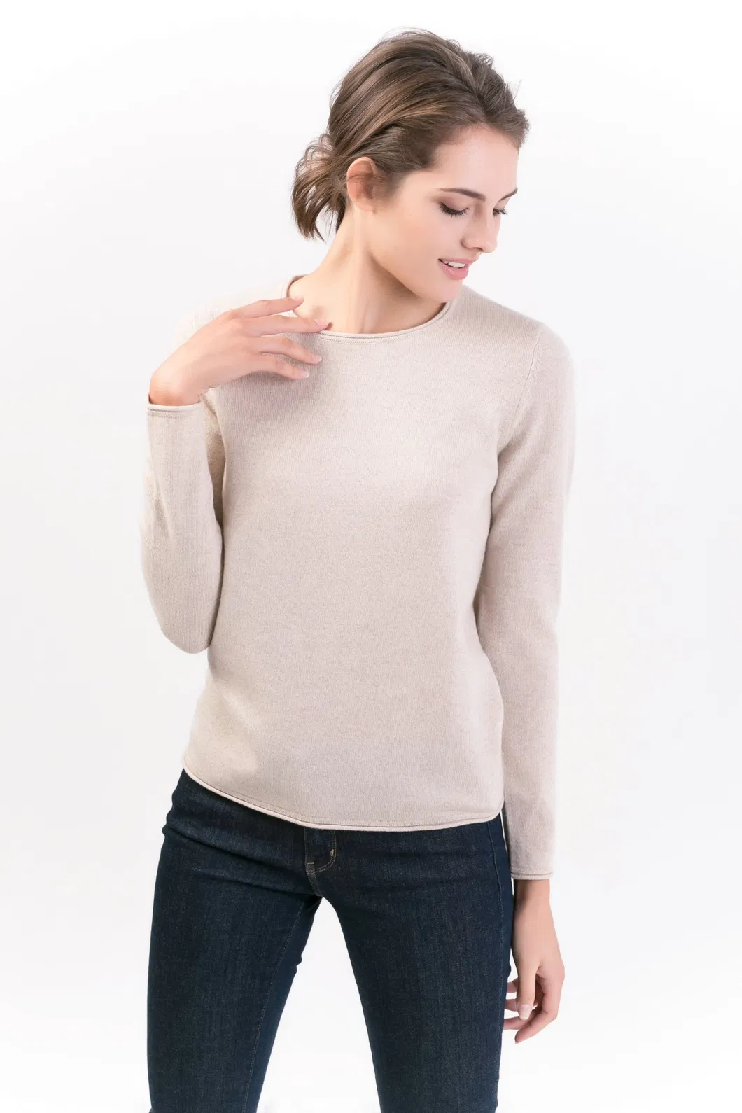 Detalhe do suéter de gola redonda de cashmere premium para mulheres