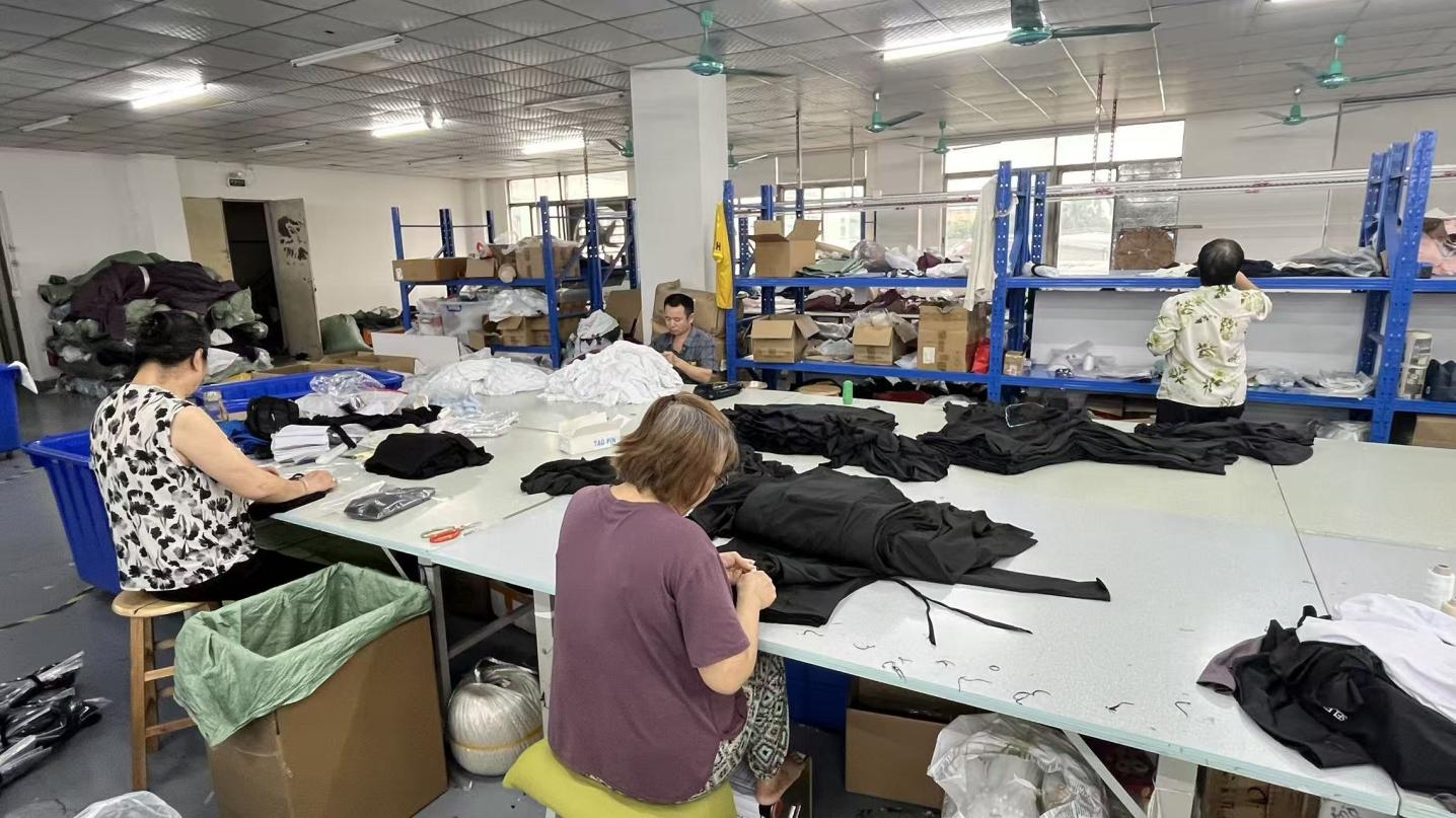 Processo de acabamento e inspeção de qualidade na BHAD Clothing
