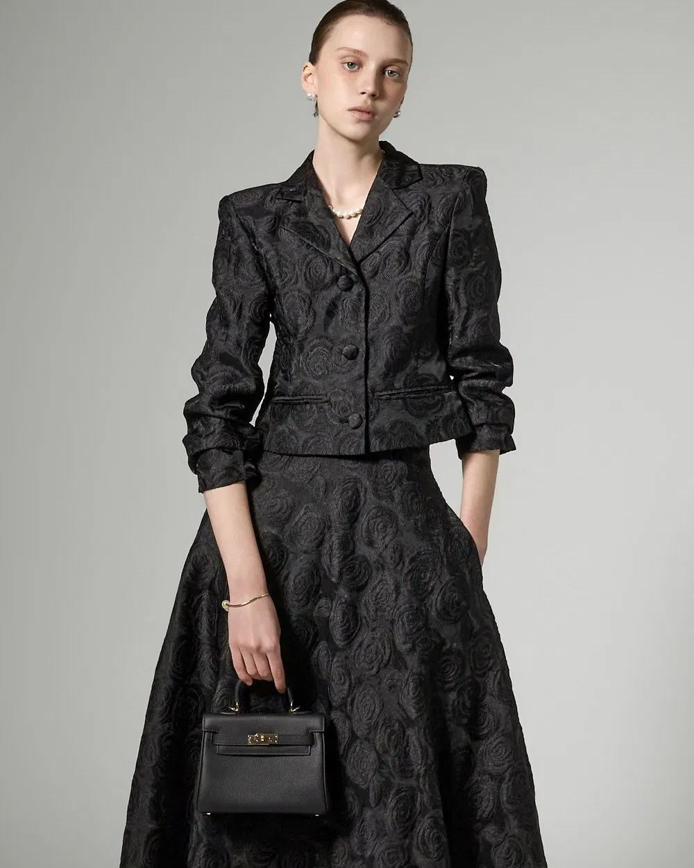 Conjuntos de Luxo por Atacado para Mulheres Blazer Personalizado Curto Ajustado com Estampa Floral em Tecido Jacquard Blazer Feminino Acompanhado de Saia Longa Larga