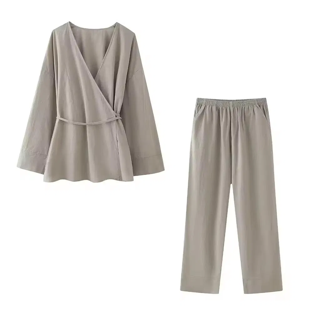 Conjunto Feminino de Duas Peças Blusas Crossover Texturizadas com Laço e Calças com Cintura Média Elástica Bordadas e Bolsos Sólidos