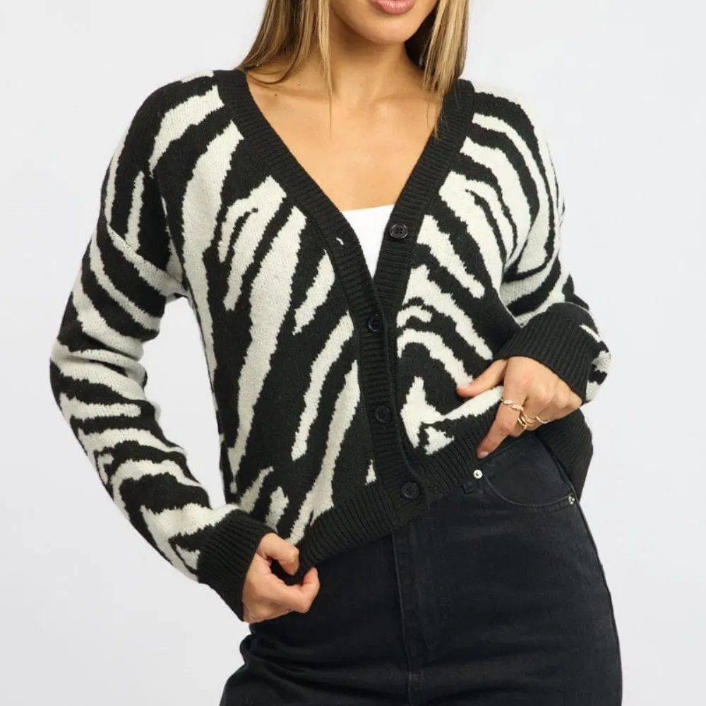 Cardigã feminino cropped em jacquard de padrão zebra preto e elegante com decote em V