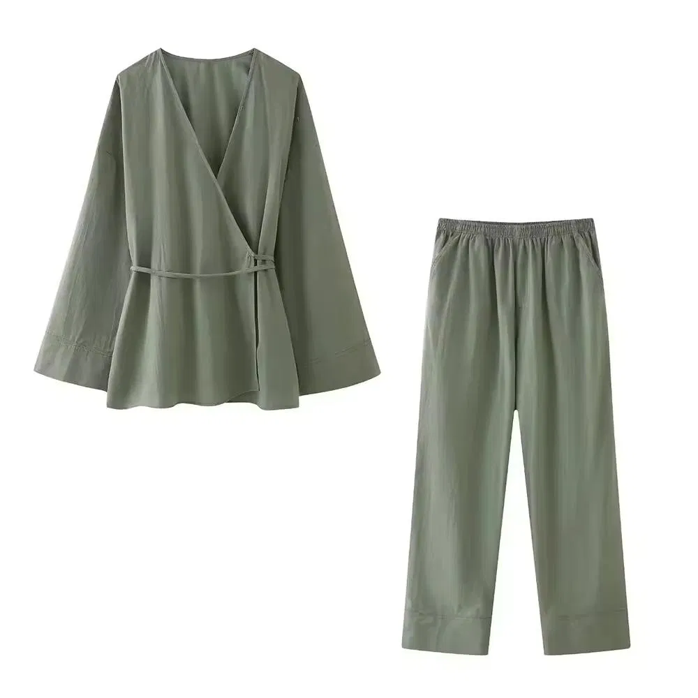 Conjunto Feminino de Duas Peças Blusas Crossover Texturizadas com Laço e Calças com Cintura Média Elástica Bordadas e Bolsos Sólidos