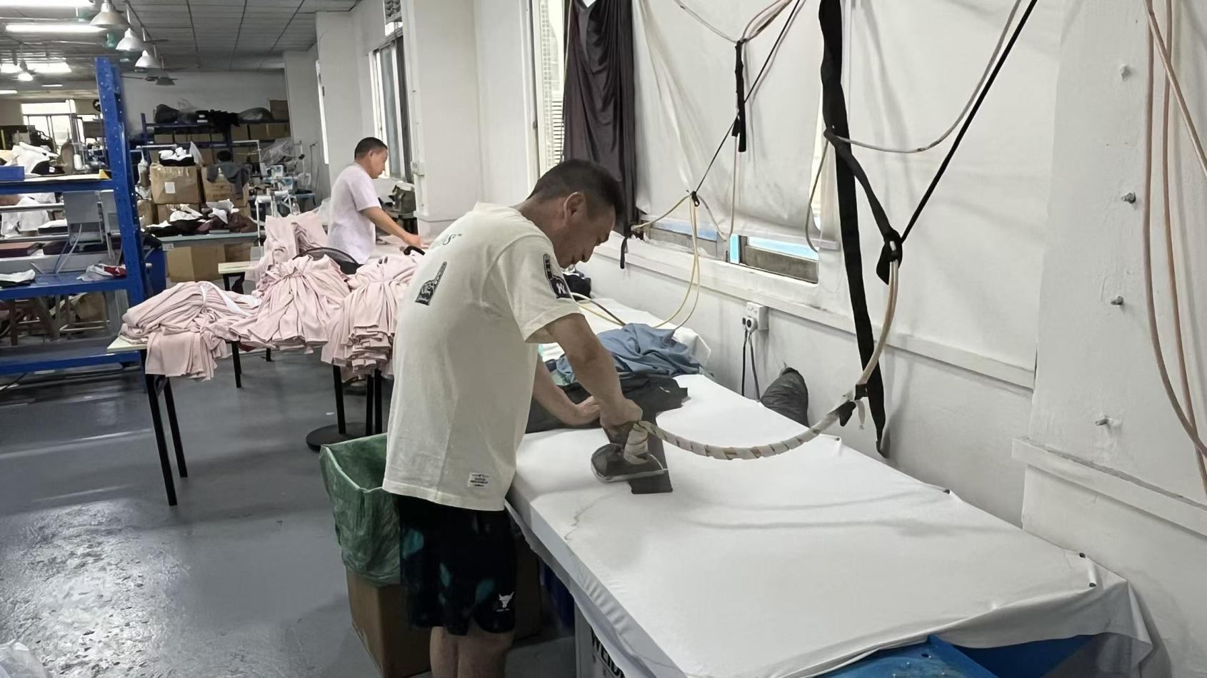 Processo de passagem a ferro para acabamento perfeito das roupas BHAD