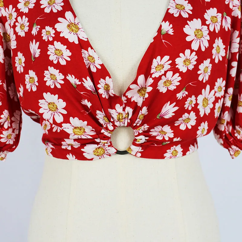 Blusa floral de verão curta com mangas curtas em V e detalhe em anel