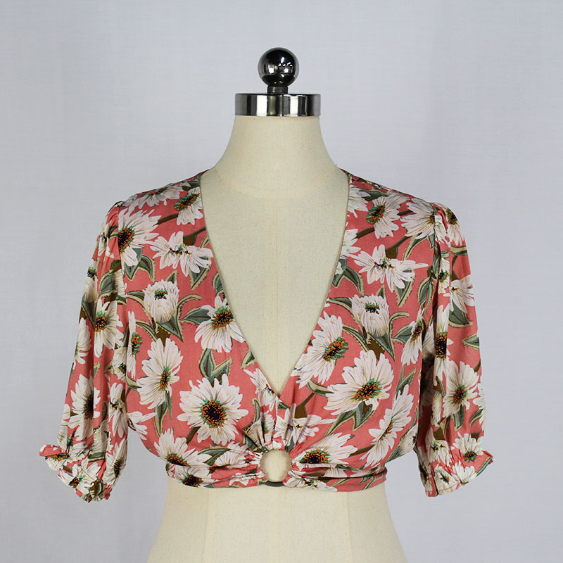 Blusa floral de verão curta com mangas curtas em V e detalhe em anel