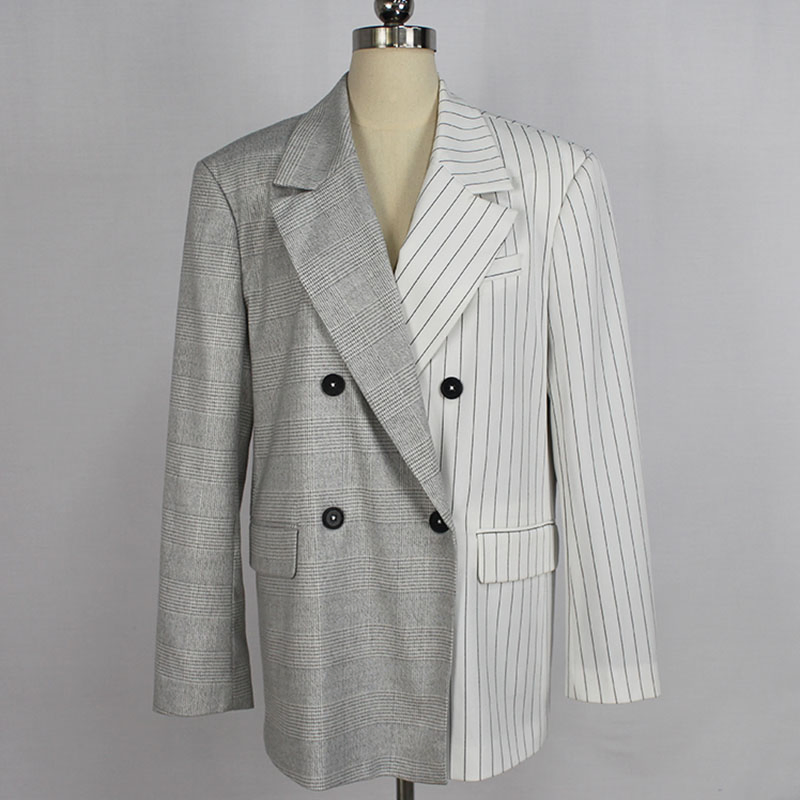 Blazer feminino de tecido listrado em contraste com fio tingido e lona branca