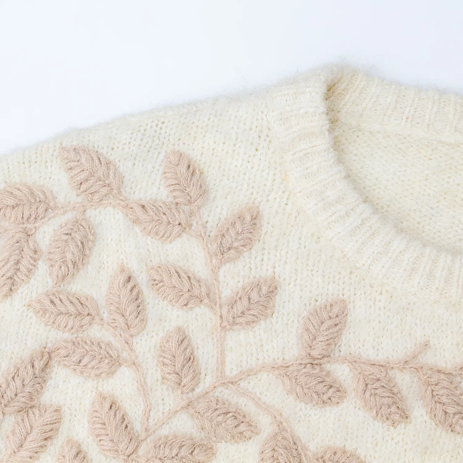 Detalhe do Suéter de Malha Feminino