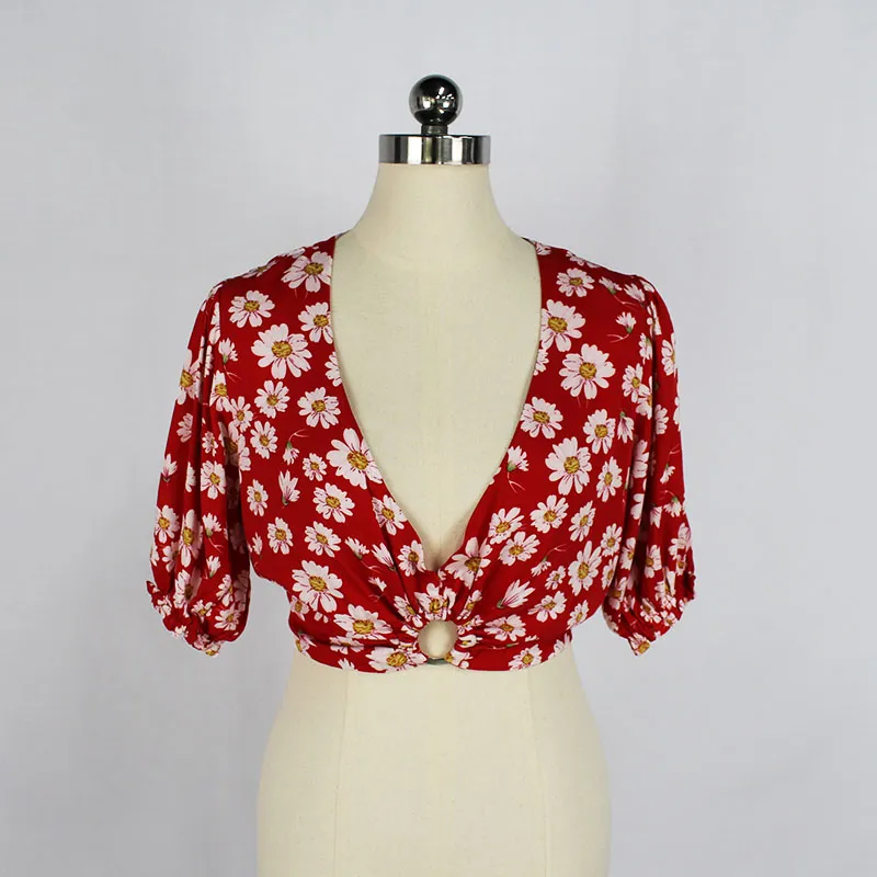 Blusa floral de verão curta com mangas curtas em V e detalhe em anel