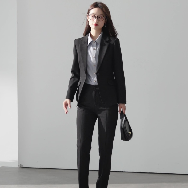 Blazer feminino com ombreira removível e silhueta personalizável para ensaio de influenciadora