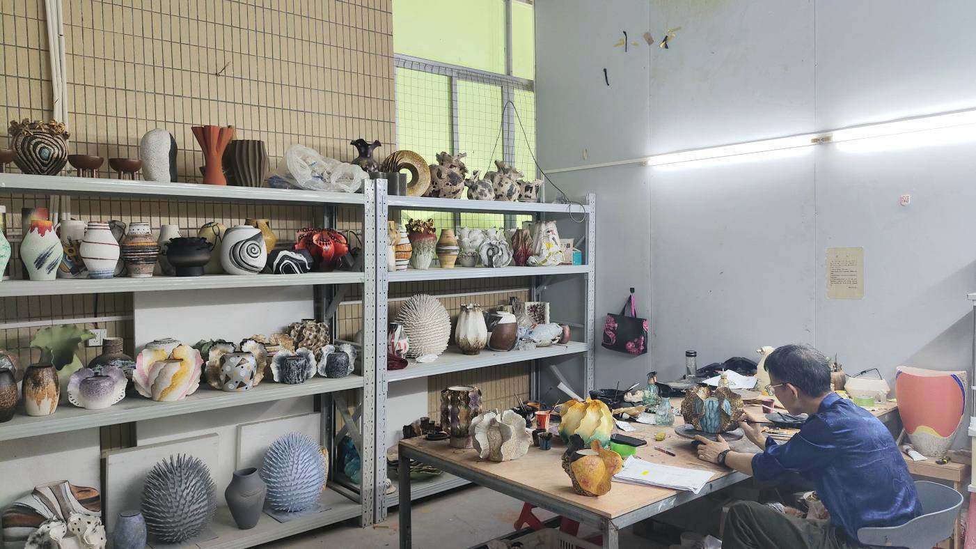 Dehua hand painting artisan craftsmanship