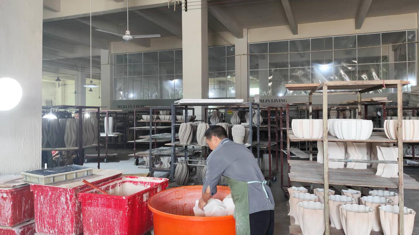 Dehua glazing process for ceramic products
