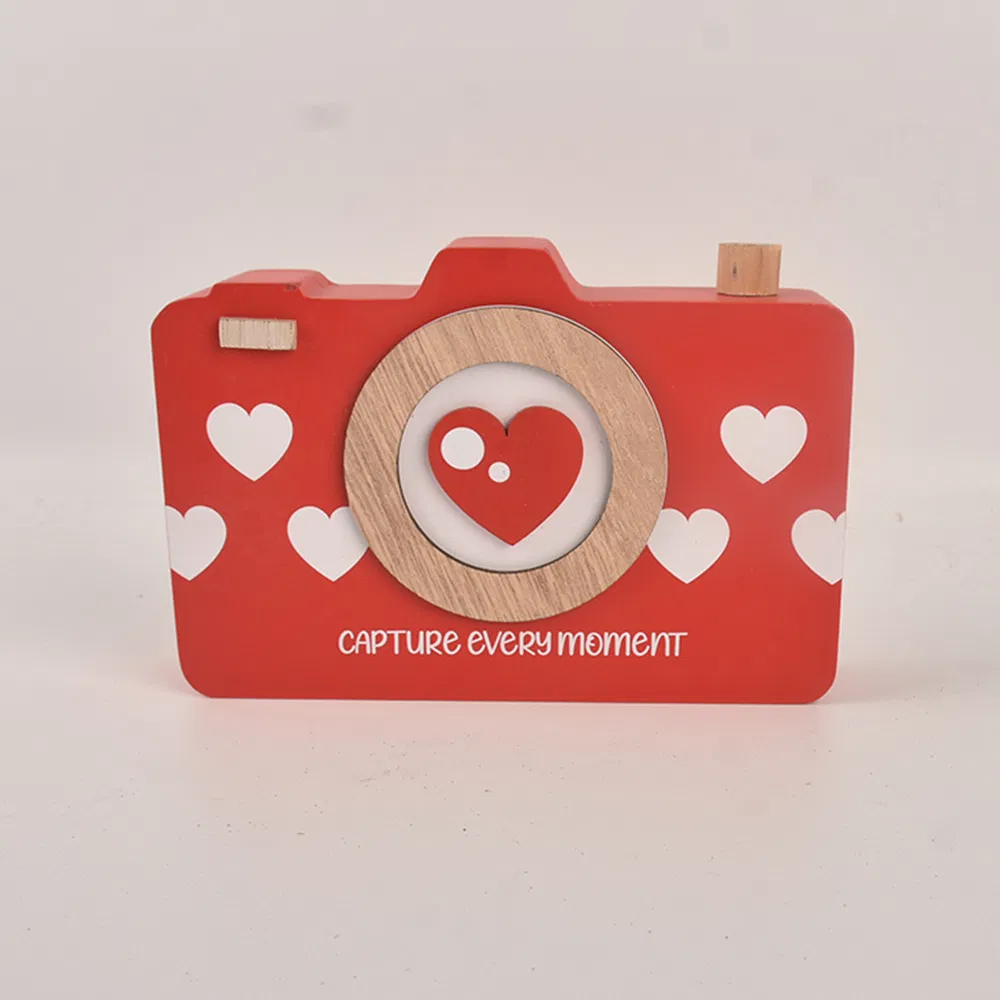 Wooden Tabletop Home Decorative Camera Ornaments with Heart for Valentine′ S Day
