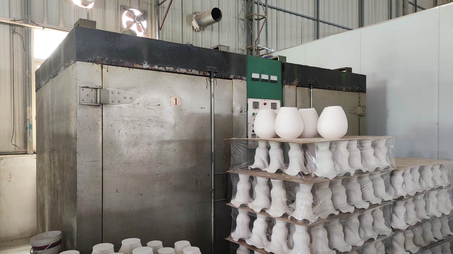 Electric kiln equipment at Dehua ceramic factory