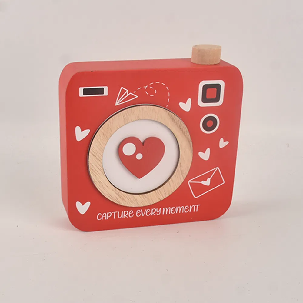 Wooden Tabletop Home Decorative Camera Ornaments with Heart for Valentine′ S Day