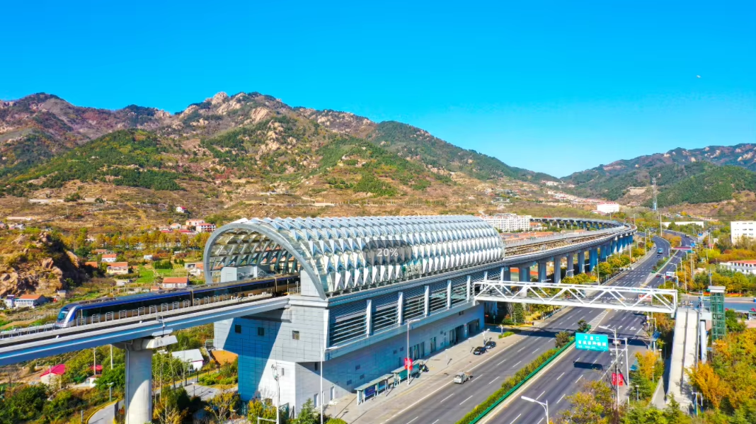 High-Speed Railway Metro Gas Station Curved Roof Canopy Design Prefabricated Light Steel Structure Pipe Truss Shed Building
