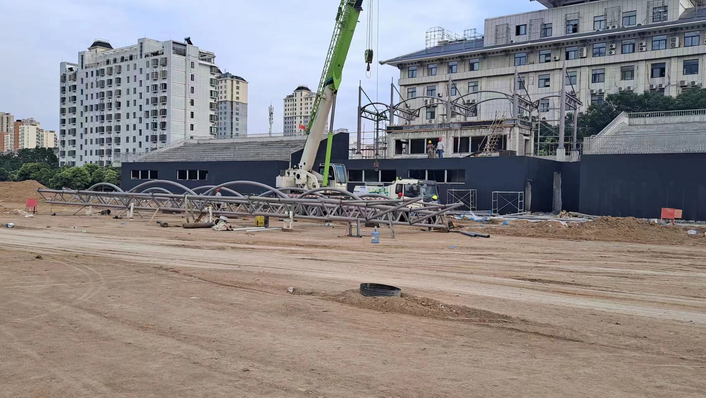 Yunjoin Light Weight Prefabricated Steel Structure Buildings Steel Pipe Truss Structure