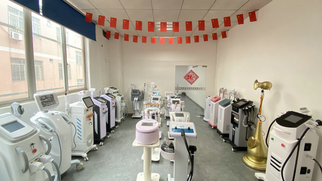 Multifunction beauty machine combining LED therapy and multiple aesthetic treatments