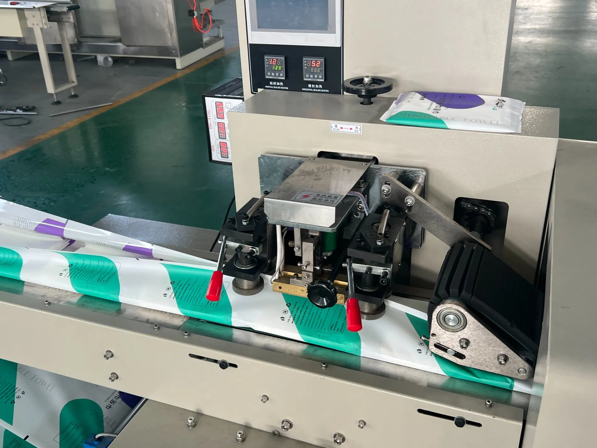 Portable Nonwoven Cleaning Towel Pedicure Manicure SPA Facial Towel Beauty Salon Disposable Face Towel Folding Making Machine