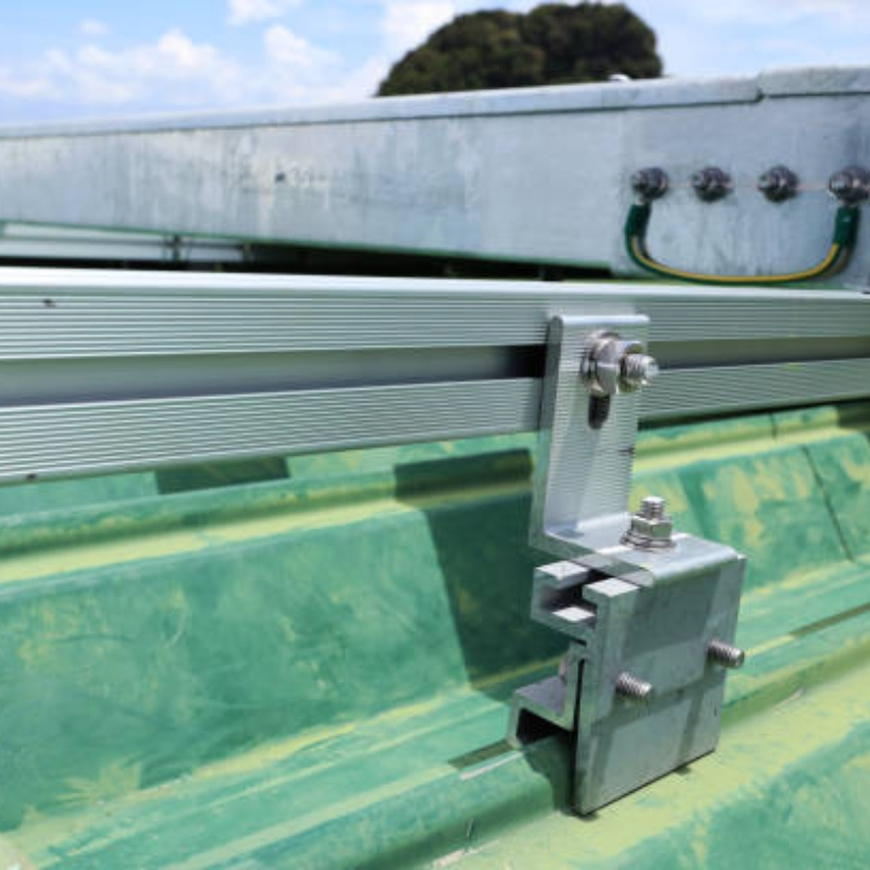 Durable Metal Roof Mounting System with Load Capacity Analysis
